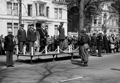 127322 Afbeelding van het defilé van de in Utrecht gelegerde militairen op de Maliebaan te Utrecht, in het kader van ...